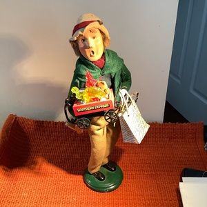 Byers Choice Ltd. Caroler